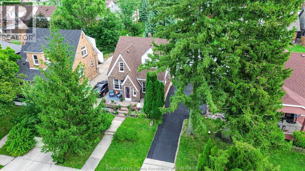 5-bedroom Single Family at 2270 Lillian, Windsor — photograph 2