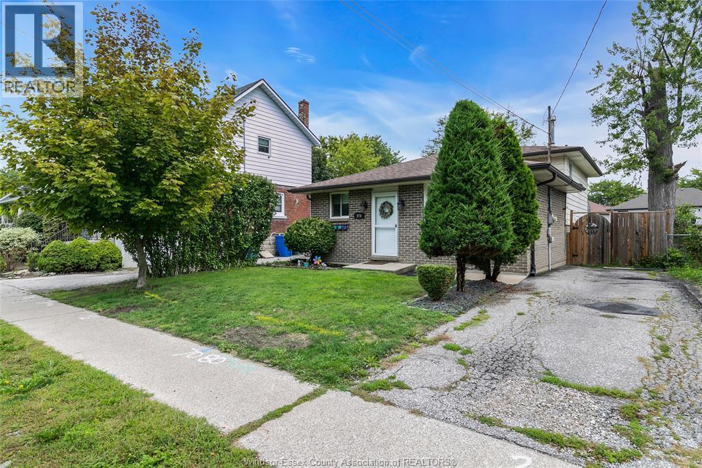 3-bedroom Single Family at 970 Jarvis Avenue, Windsor — photograph 2
