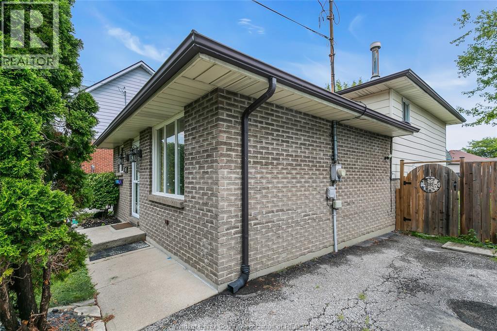 3-bedroom Single Family at 970 Jarvis Avenue, Windsor — photograph 3