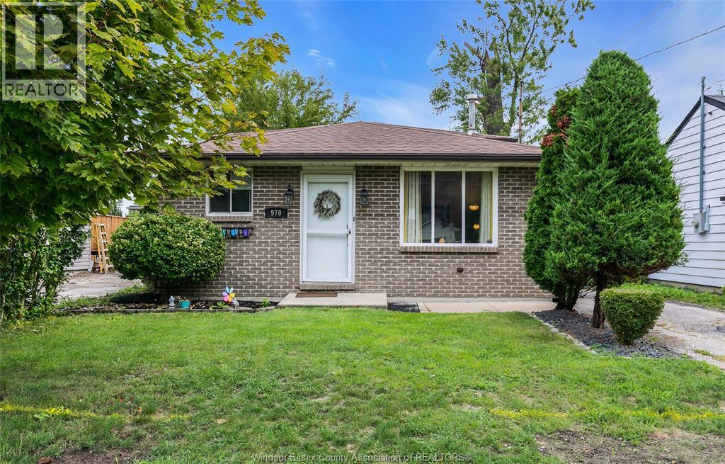 3-bedroom Single Family at 970 Jarvis Avenue, Windsor — primary photograph