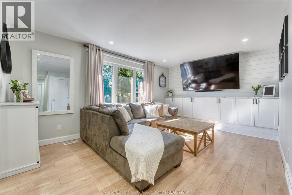 4-bedroom Single Family at 3214 Forest Glade Drive, Windsor — photograph 3