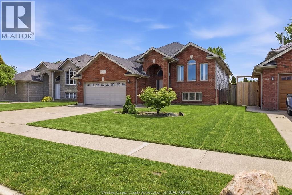 4-bedroom Single Family at 149 Amy Croft Drive, Lakeshore — photograph 3