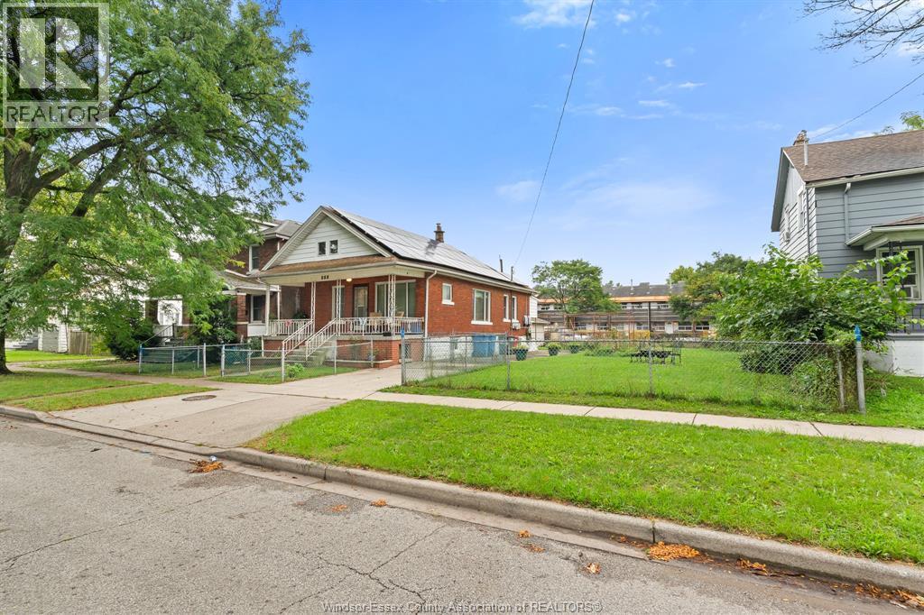 2-bedroom Single Family at 539 Brock Street, Windsor — photograph 3