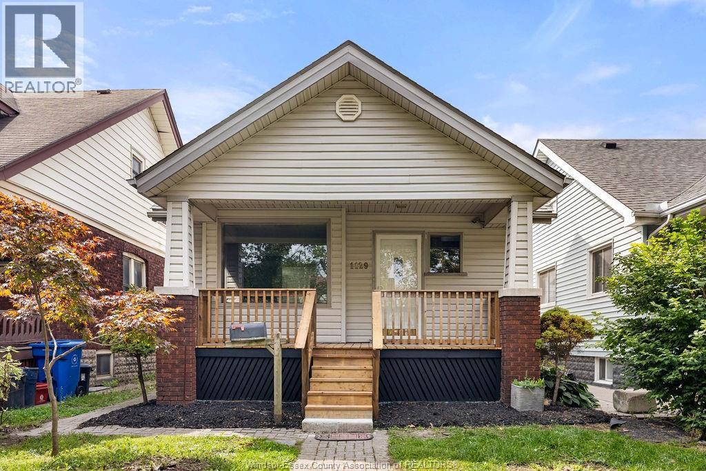 5-bedroom Single Family at 1129 Janette Avenue, Windsor — primary photograph