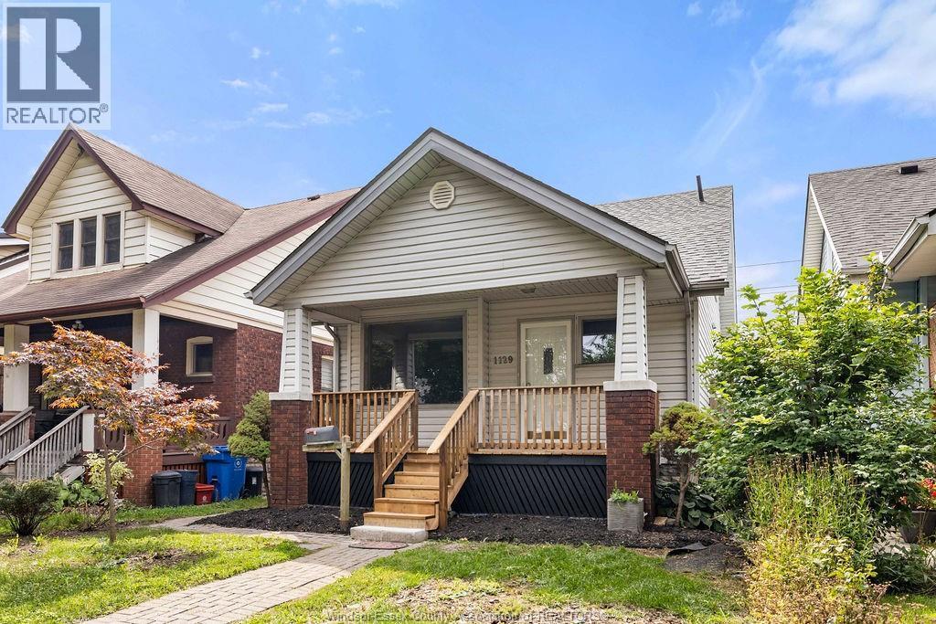 5-bedroom Single Family at 1129 Janette Avenue, Windsor — photograph 2