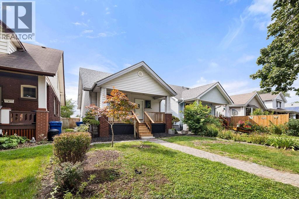 5-bedroom Single Family at 1129 Janette Avenue, Windsor — photograph 3
