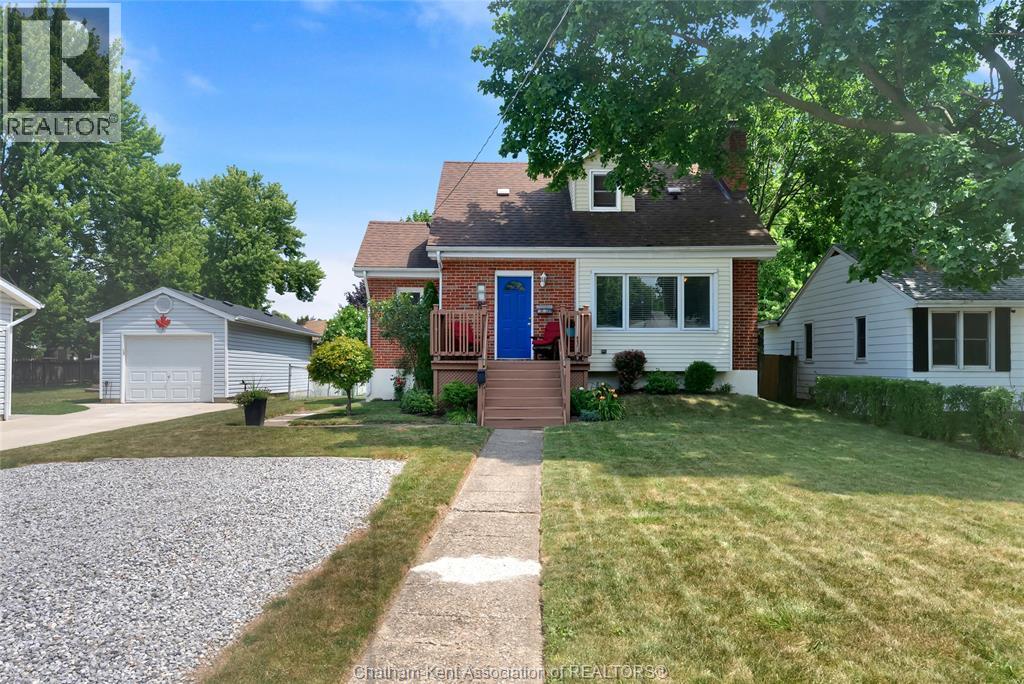 3-bedroom Single Family at 94 Dundas Street, Wallaceburg — photograph 2
