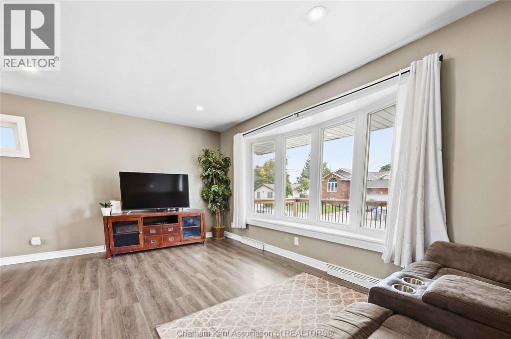 4-bedroom Single Family at 6 York Street, Lambton Shores — photograph 3