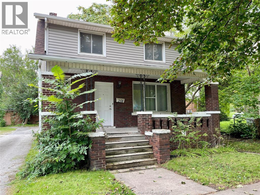 6-bedroom Single Family at 258 Detroit, Windsor — photograph 2