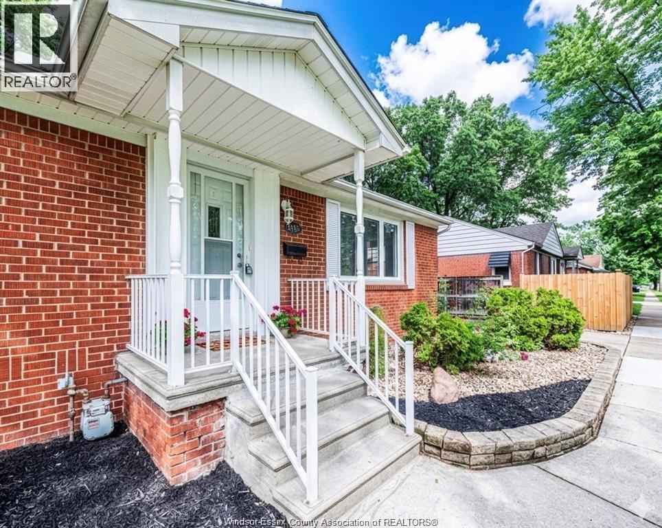 4-bedroom Single Family at 3365 Curry Avenue, Windsor — primary photograph