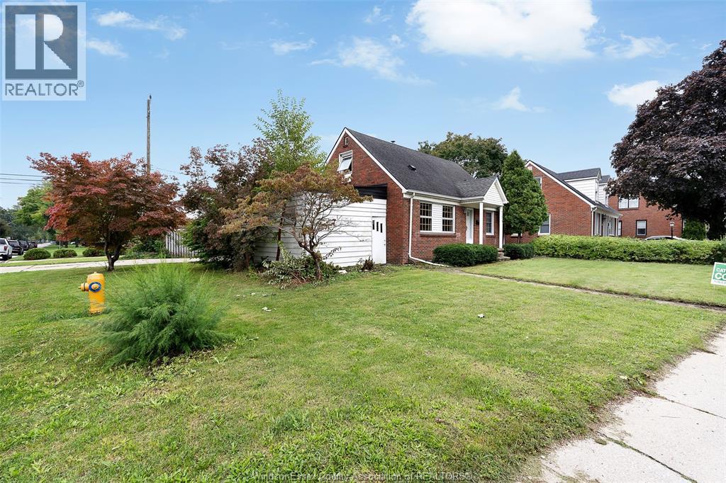 4-bedroom Single Family at 7275 Wyandotte, Windsor — photograph 3