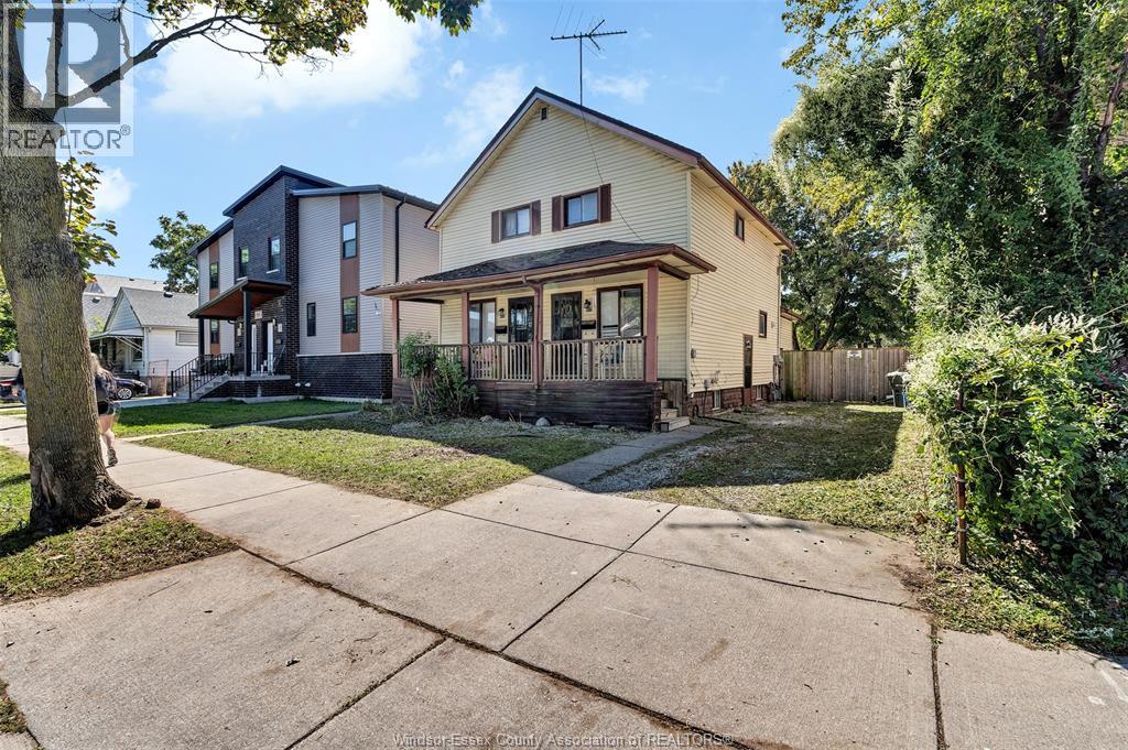 Single Family — 923-925 California Avenue, Windsor, Ontario