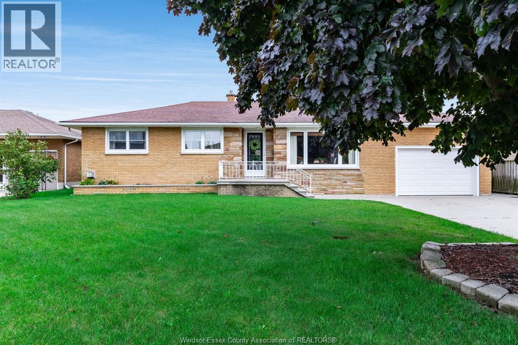 4-bedroom Single Family at 40 Nicholas Street, Leamington — photograph 2