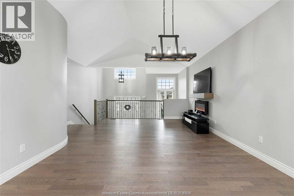 5-bedroom Single Family at 192 Lennox Avenue, Essex — photograph 3