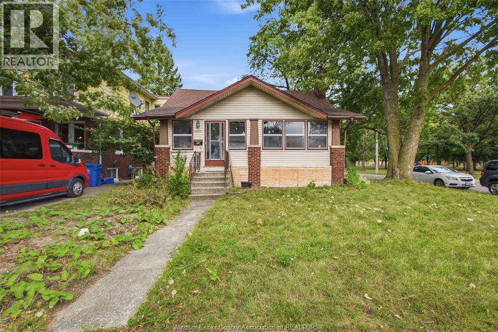 5-bedroom Single Family at 2292 Dougall Avenue, Windsor — photograph 2