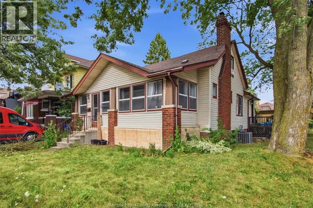5-bedroom Single Family at 2292 Dougall Avenue, Windsor — photograph 3