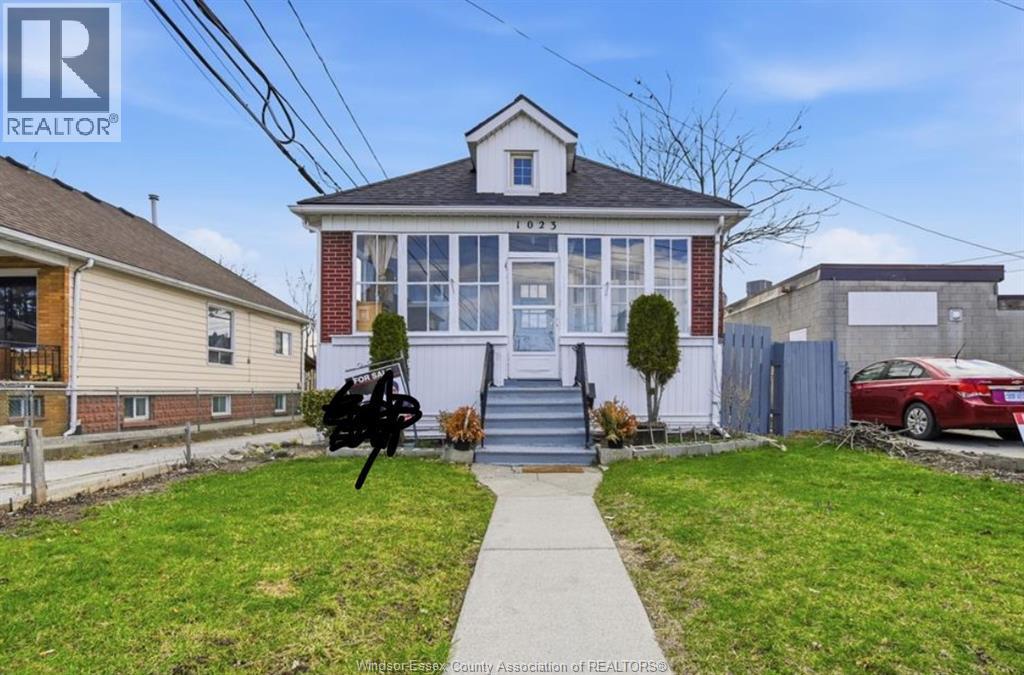 3-bedroom Single Family at 1023 Hall Avenue, Windsor — photograph 2