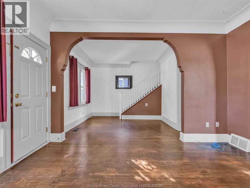 3-bedroom Single Family at 1396 Moy Avenue, Windsor — photograph 3