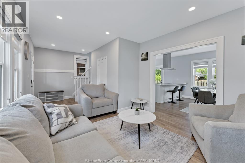 3-bedroom Single Family at 1516 Dougall Avenue, Windsor — photograph 3