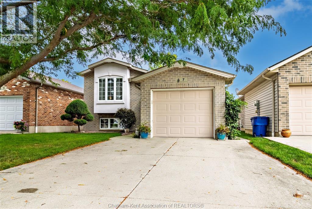 Single Family — 7 Frobisher Court, Chatham, Ontario