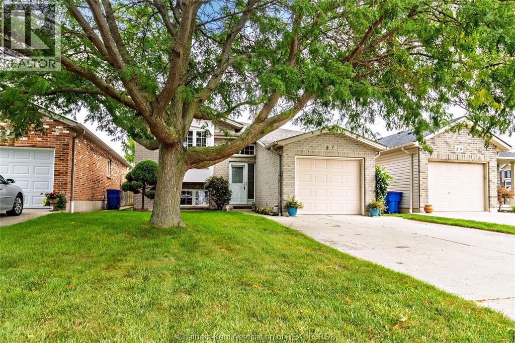 3-bedroom Single Family at 7 Frobisher Court, Chatham — photograph 2
