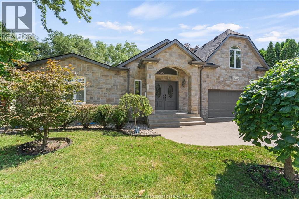 5-bedroom Single Family at 1055 Roseland Drive, Windsor — photograph 2
