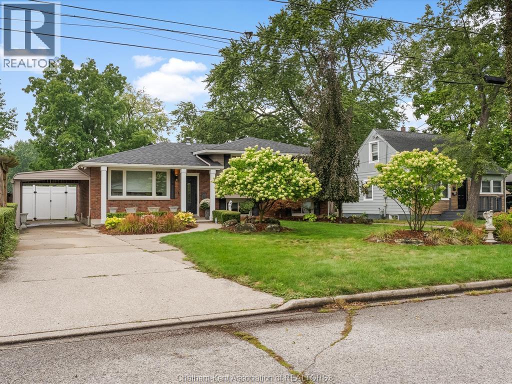 4-bedroom Single Family at 4113 Roseland Drive, Windsor — photograph 2