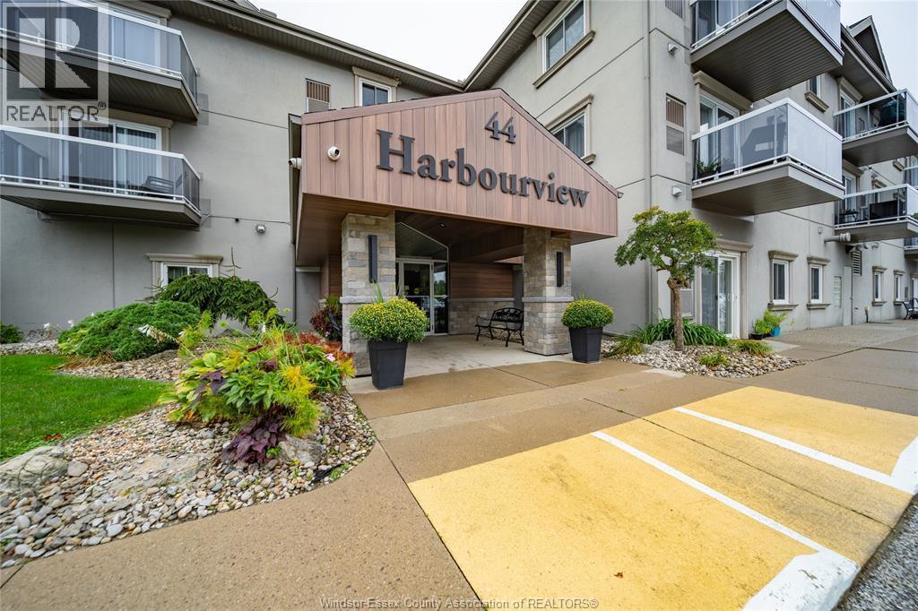 2-bedroom Single Family at 44 Robson Road #103, Leamington — photograph 2