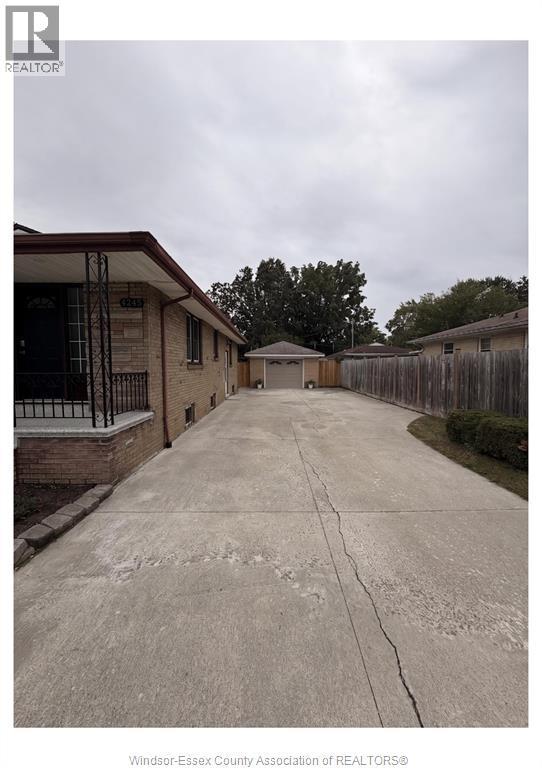 4-bedroom Single Family at 4245 Wyandotte Street, Windsor — photograph 3