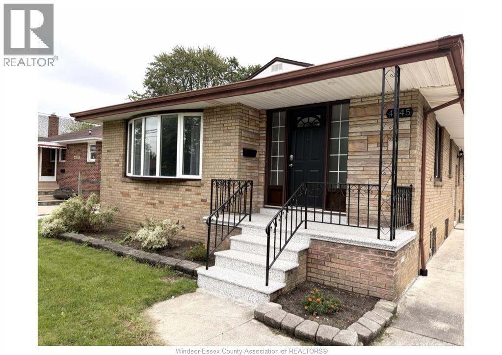 4-bedroom Single Family at 4245 Wyandotte Street, Windsor — photograph 2