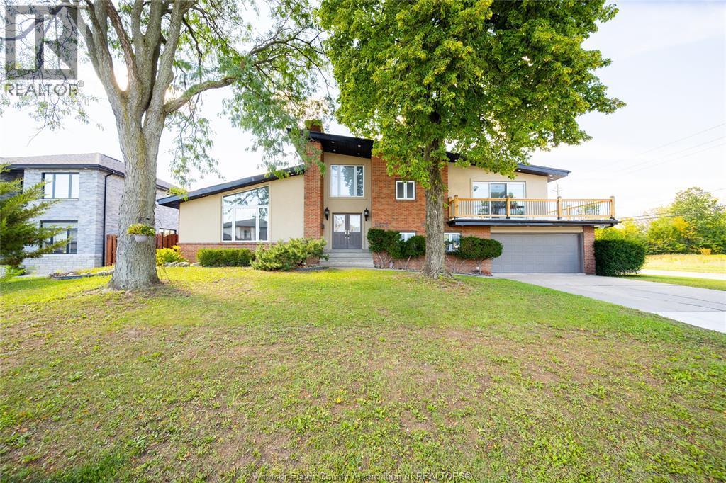 Single Family — 2405 Roxborough Boulevard, Windsor, Ontario
