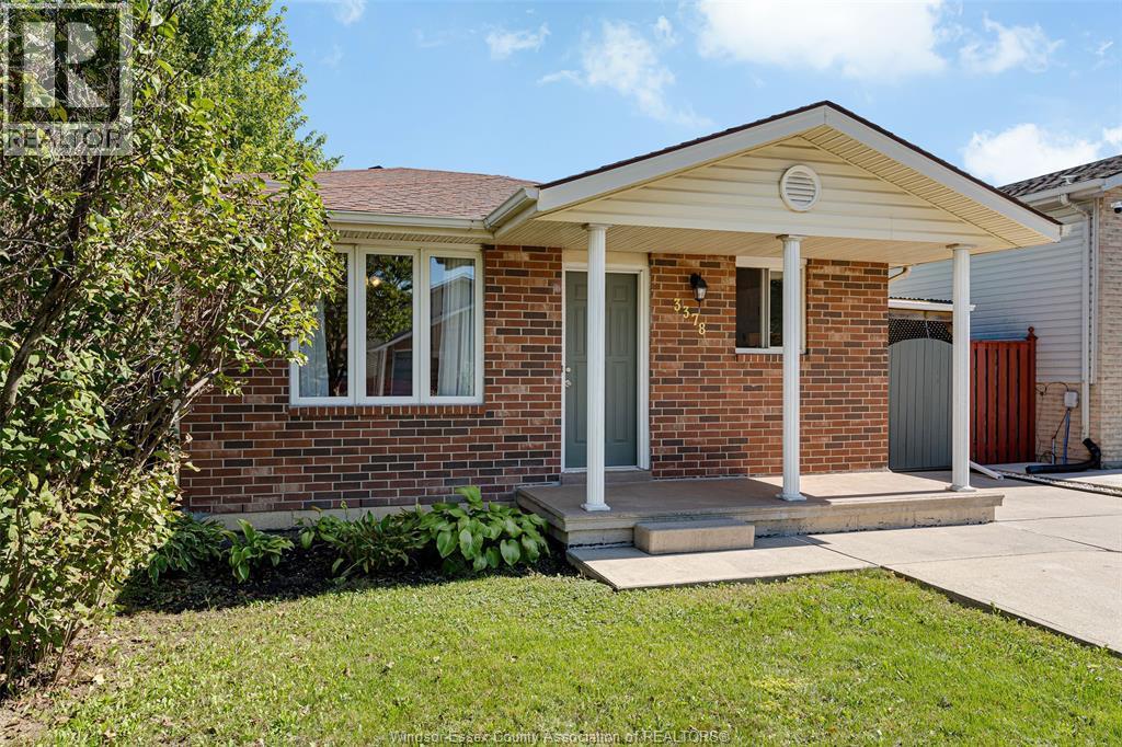 3-bedroom Single Family at 3378 Candlewood Crescent, Windsor — photograph 3
