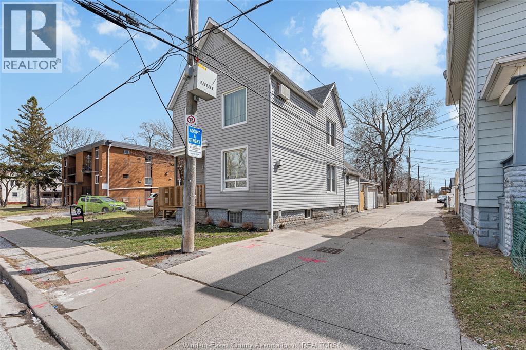 4-bedroom Single Family at 559 Assumption, Windsor — photograph 3