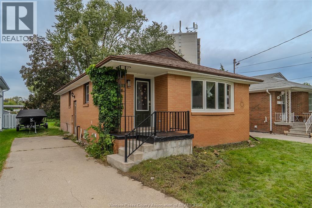4-bedroom Single Family at 257 Dieppe Street, Windsor — photograph 2