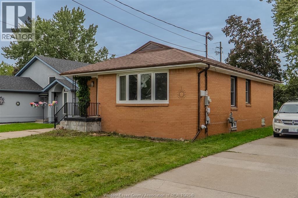 4-bedroom Single Family at 257 Dieppe Street, Windsor — photograph 3