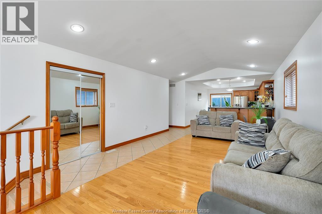 4-bedroom Single Family at 2078 Rockport, Windsor — photograph 3