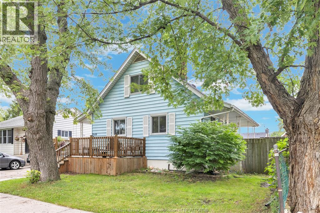 3-bedroom Single Family at 1658 Arthur, Windsor — photograph 3