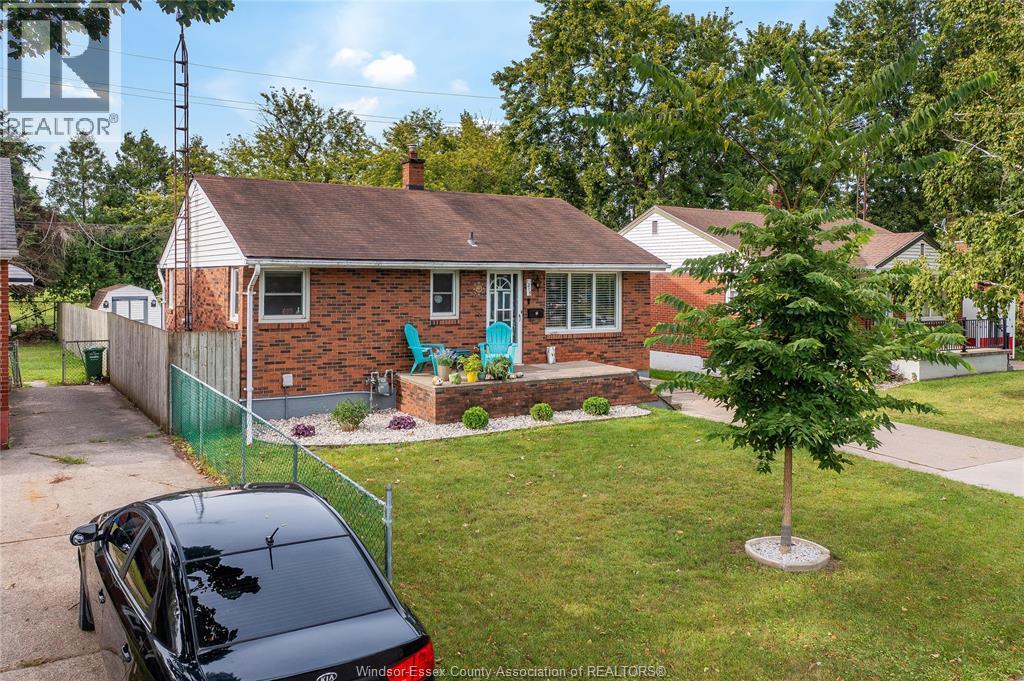 4-bedroom Single Family at 1215 Chappell, Windsor — photograph 2