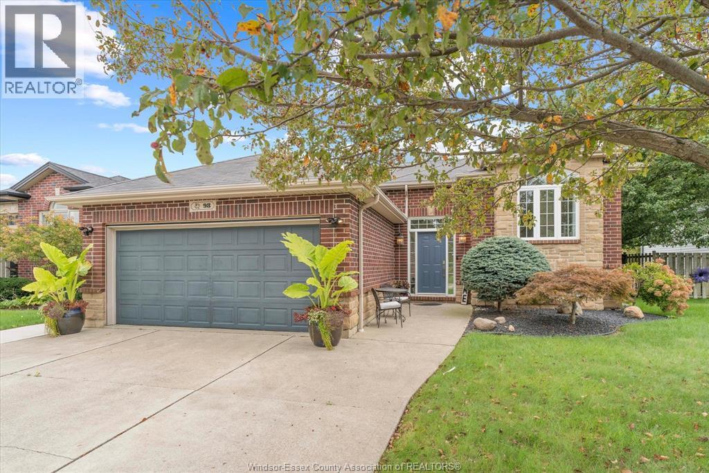 5-bedroom Single Family at 98 Hazel Crescent, Kingsville — primary photograph