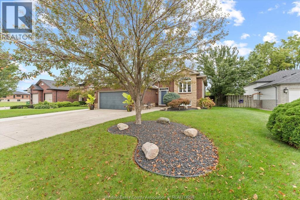 5-bedroom Single Family at 98 Hazel Crescent, Kingsville — photograph 2