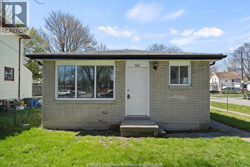 3-bedroom Single Family at 561 Chippawa Street, Windsor — primary photograph