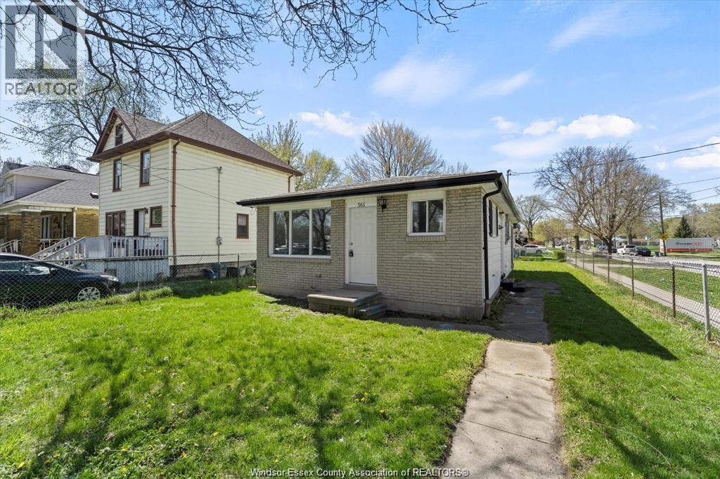3-bedroom Single Family at 561 Chippawa Street, Windsor — photograph 2