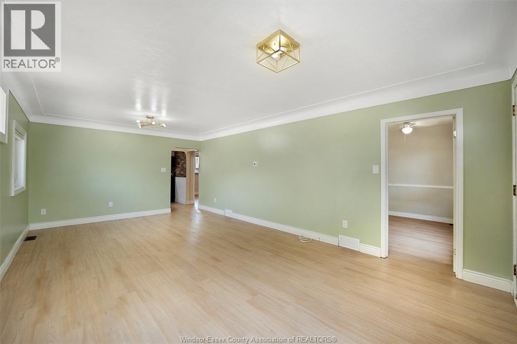 4-bedroom Single Family at 986 Eastlawn Avenue, Windsor — photograph 3
