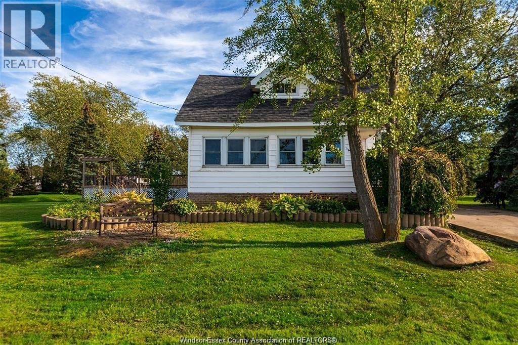 3-bedroom Single Family at 261 South Riverview Drive, Amherstburg — primary photograph