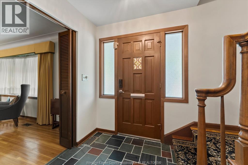 4-bedroom Single Family at 3630 Avondale Avenue, Windsor — photograph 2