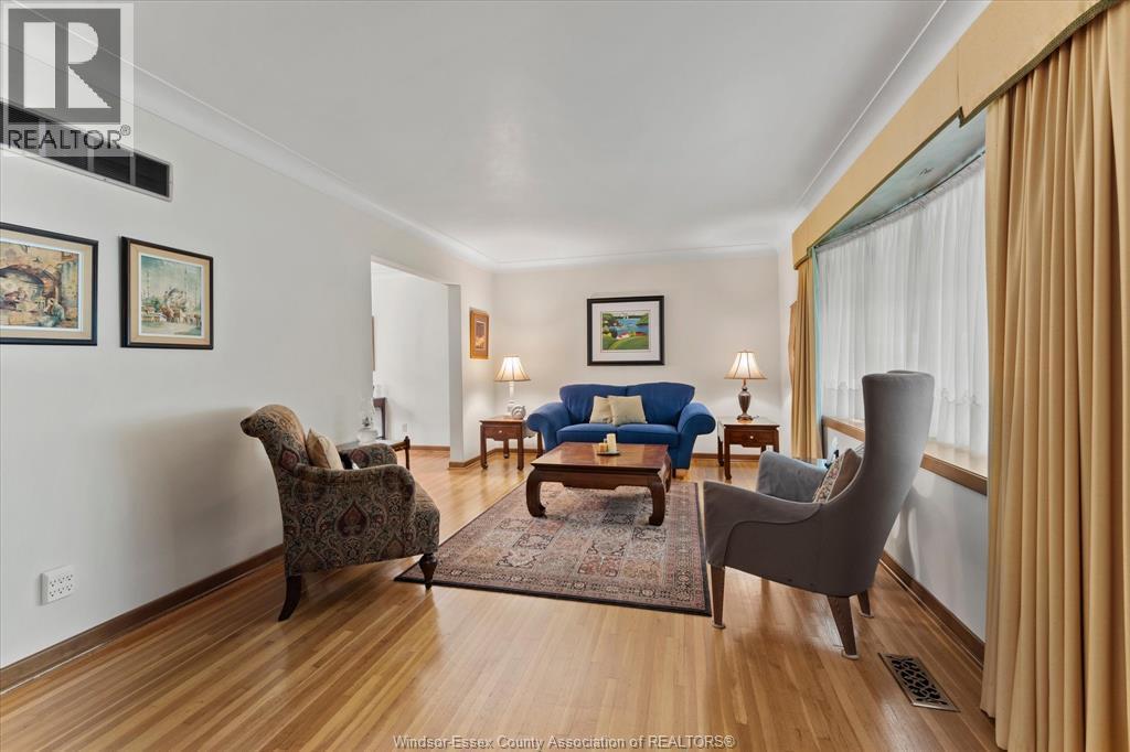 4-bedroom Single Family at 3630 Avondale Avenue, Windsor — photograph 3