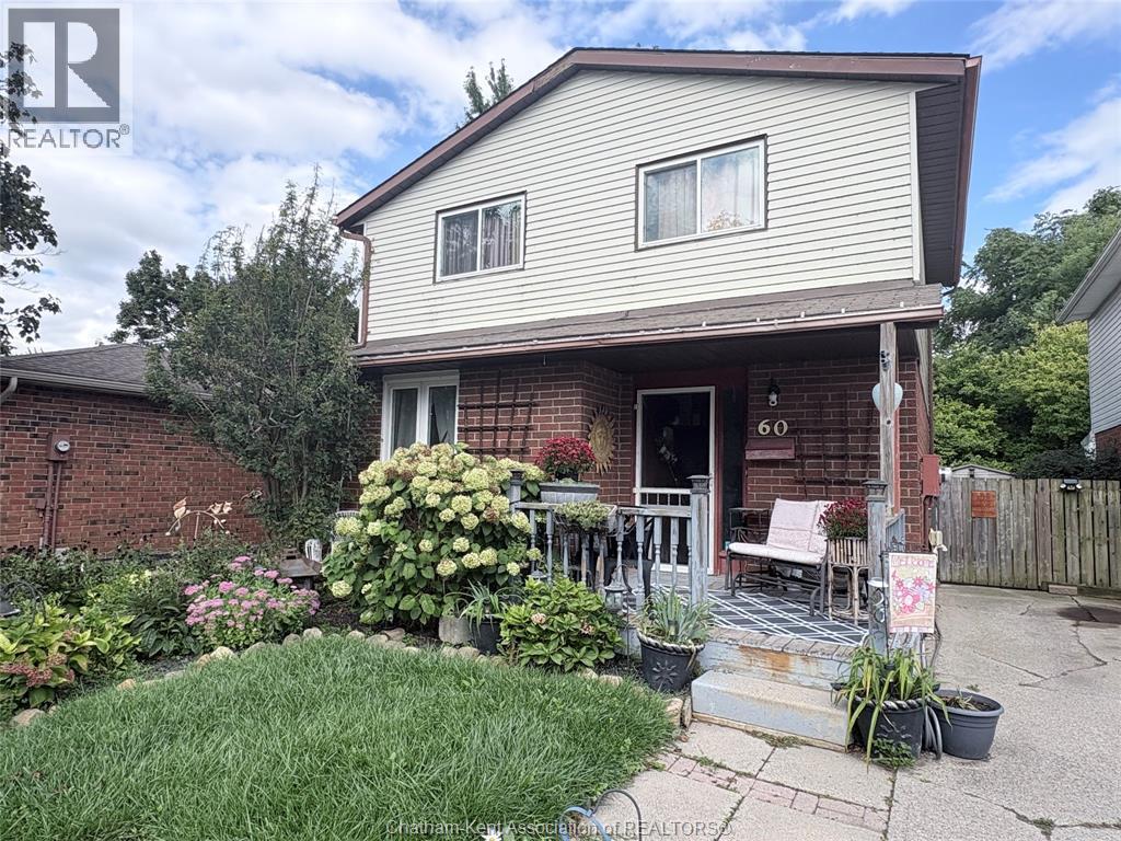3-bedroom Single Family at 60 Copperfield Crescent, Chatham — primary photograph
