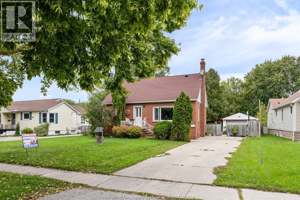 4-bedroom Single Family at 170 Fort, Amherstburg — photograph 2