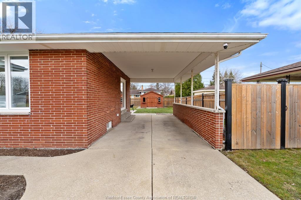 4-bedroom Single Family at 735 Lounsborough, Windsor — photograph 2