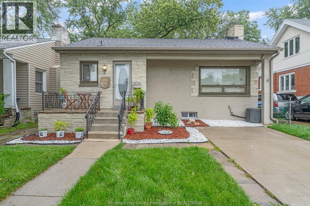 4-bedroom Single Family at 1952 Pillette, Windsor — photograph 2